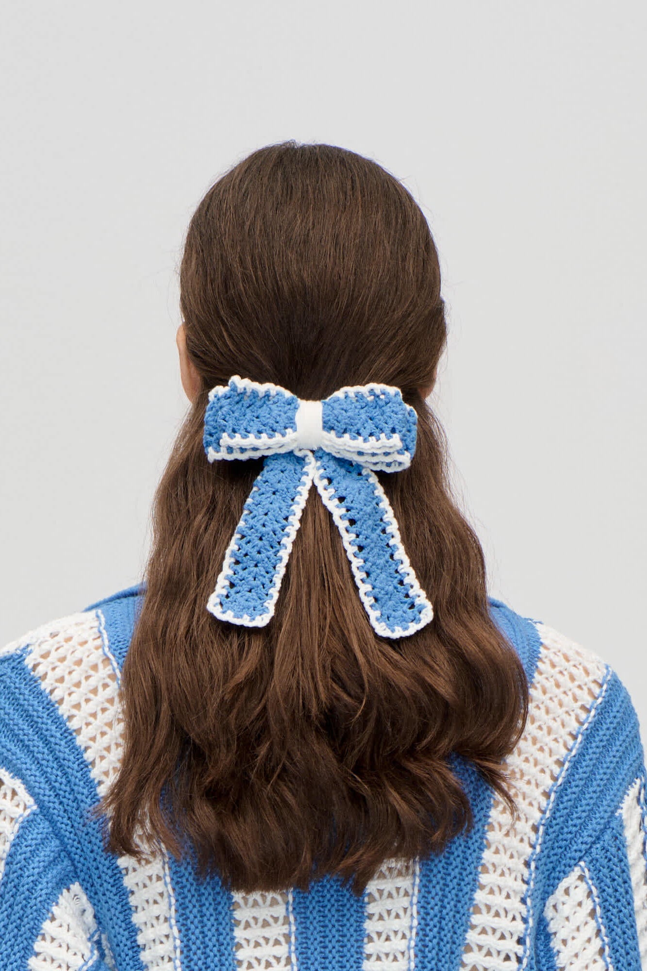 2477 Long Hand-Crochet Bow hårklips - Della Robbia Blue